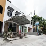 OYO 90897 Hotel Sepupu Satria
